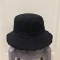 Gros plan détaillé des bords effilochés et du coton sur un chapeau bob noir - M (56-58cm) / Noir