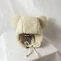 Cremeweiße Plüsch-Wintermütze mit süßen Bärenohren und Bändern auf einem Ständer - M (56-58cm) / Beige