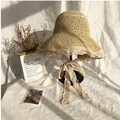 Beigefarbener Strohhut mit elegantem weißem Spitzenbesatz und langen Bändern für Damen - M(56-58cm) / Beige
