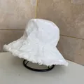 Dettaglio ravvicinato del cappello alla pescatora bianco con bordi sfrangiati e tesa - M（56-58cm） / Bianco