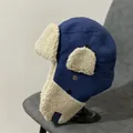 Winter Uschanka-Mütze mit marineblauem Segeltuch und Lammwollfutter für Wärme und Windschutz - M (56-58cm) / Blau
