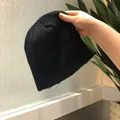 Gorro de punto acanalado negro clásico con dobladillo elegante para el calor invernal - M (56-58cm) / Negro