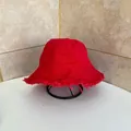 Dettaglio ravvicinato di un cappello a secchiello rosso con bordi sfilacciati alla moda - M（56-58cm） / Rosso