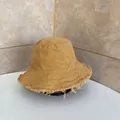 Dettaglio cappello pescatore giallo senape con bordi sfrangiati e tela robusta - M（56-58cm） / Cammello