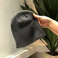 Gorro de punto gris oscuro con detalles rotos y textura acanalada para un estilo invernal - M (56-58cm) / Gris