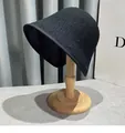 Cappello a secchiello in paglia nera con trama intrecciata su supporto in legno - M / Nero