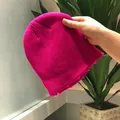 Gorro de punto acanalado rojo rosa con elegantes bordes deshilachados para un estilo casual - M (56-58cm) / Rosa Roja