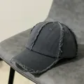 Dettaglio cappellino grigio scuro effetto invecchiato con bordi consumati e tela vintage - Regolabile / Grigio