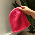 Gorro de punto rosa para mujer estilo casual térmico con detalles desgastados - M (56-58cm) / Rosa fluorescente