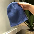 Gorro de punto acanalado azul para mujer con un diseño de agujeros de moda y cálido - M (56-58cm) / Azul lago