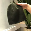 Gorro de punto verde oliva oscuro con textura acanalada vertical y bordes desgastados - M (56-58cm) / Verde Militar