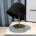 Detalle de gorro de punto negro en soporte metálico dorado para la temporada de invierno - M (56-58cm) / Negro