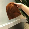 Gorro de punto con rayas verticales en color naranja oscuro y textura suave gruesa - M (56-58cm) / Caramelo