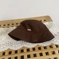 Sombrero de pescador café oscuro minimalista con costuras y placa de metal dorada - M / café