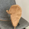 Dettaglio del cappello aviatore in pelle scamosciata marrone con fodera in pile - M (56-58cm) / Cammello