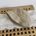 Primer plano de sombrero tipo pescador en algodón caqui con placa de metal dorada - M / Blanco Roto