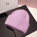 Dettaglio del berretto in maglia viola chiaro con texture premium in pelo di coniglio - M / Viola