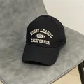 Dettaglio del ricamo vintage California Rugby League su un cappellino in cotone nero - Taglia Unica Regolabile / Nero