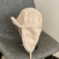 Dettaglio del cappello da aviatore beige in finta pelle scamosciata con fodera in lana - M (56-58cm) / Bianco Sporco