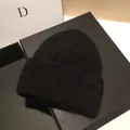 Berretto in maglia nera soffice in pelo di coniglio per l'inverno con texture morbida - M / Nero