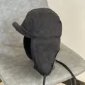 Dettaglio del cappello da aviatore in finta pelle nera con fodera in ecopelliccia - M (56-58cm) / Nero