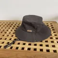 Dettaglio del cappello a secchiello grigio scuro con patch Moment e cordino regolabile - M / Grigio