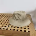 Dettaglio cappello pescatore kaki con corda antivento e etichetta MOMENT su legno - M / Bianco Sporco