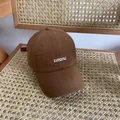 Detaillierte Stickerei auf einer braunen Baumwoll-Baseballkappe mit weißen Buchstaben - M / Camel