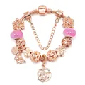 Elegantes Armband in Roségold mit rosa Glasperlen, Blumen- und Schneeflockenanhänger - Roségold / 16cm