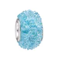 Abalorio de resina azul claro con rosas en relieve y núcleo de metal plateado - Azul claro
