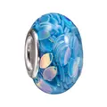 Transparante blauwe harskraal met iriserende schilfers en zilveren metalen kern - Blauwe Bladpailletten (Z004)