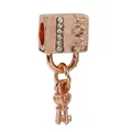 Charm lucchetto a cuore oro rosa con incisione LOVE e sei cristalli bianchi - Lucchetto Chiave LOVE Oro Rosa