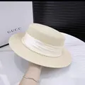 Sombrero de paja de copa plana con cinta blanca ancha y elegantes detalles de perlas - M (56-58cm) / Beige
