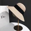 Détail d'un chapeau de paille à larges bords avec ruban noir sur support vintage - M(56-58cm) / Rose