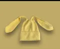 Dettaglio della morbida trama a maglia a coste e lunghe orecchie da coniglio sul berretto - M (56-58cm) / Giallo