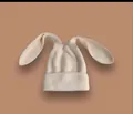 Dettaglio trama di berretto in maglia panna con lunghe orecchie di coniglio morbide - M (56-58cm) / Beige