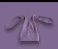 Trama dettagliata della maglia del berretto viola con orecchie di coniglio e filato morbido - M (56-58cm) / Viola