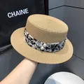 Dettaglio cappello di paglia con nastro in chiffon floreale e decoro con perle - M (56-58cm) / Cachi