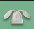 Dettaglio del berretto bianco in maglia con orecchie da coniglio e trama a coste - M (56-58cm) / Bianco