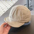 Detail der khakifarbenen Baseballkappe mit kurzer Krempe und Urban Explorer Stickerei - M(56-58cm) / Khaki