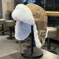 Colbacco in finta pelle scamosciata marrone con fodera in peluche bianca invernale - M(56-58cm) / Cammello