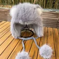 Cappello invernale in peluche con orecchie e pompon su un supporto di metallo - M(56-58cm) / Grigio