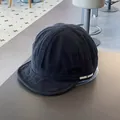 Detailansicht der weißen URBAN AURORA Stickerei auf der schwarzen Vintage Baumwollkappe - M(56-58cm) / Schwarz