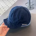 Detail der dunkelblauen Kappe aus Baumwoll-Twill mit kurzem Schirm und Stickerei - M(56-58cm) / Marineblau