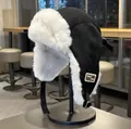 Colbacco bicolore in finta pelle scamosciata e pelliccia bianca per il calore invernale - M(56-58cm) / Nero