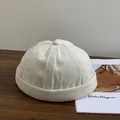 Bonnet miki rétro en velours côtelé blanc cassé sur une surface en bois épurée - Blanc / M
