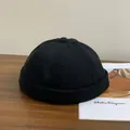 Vue détaillée du bonnet docker noir en velours côtelé avec texture à côtes verticales - Noir / M