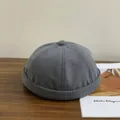 Vue détaillée du bonnet docker en velours côtelé gris avec texture à côtes verticales - Gris / M