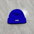 Dettaglio del berretto in maglia a coste blu Klein con etichetta Freedom bianca - M / Blu Zaffiro