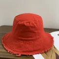 Κάτοψη κόκκινου βαμβακερού καπέλου bucket με ξεφτισμένες άκρες σε ξύλινο τραπέζι - M (56-58cm) / Κόκκινο